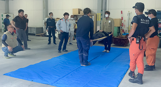 高知県の総合建設業　株式会社 高橋組｜従業員募集　採用情報　担架訓練